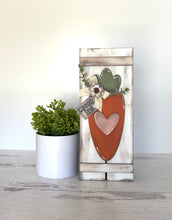 Load image into Gallery viewer, Primitive Carrot Pallet Sign
