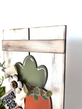 Load image into Gallery viewer, Primitive Carrot Pallet Sign

