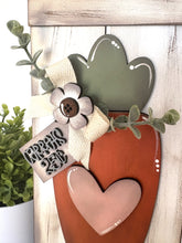 Load image into Gallery viewer, Primitive Carrot Pallet Sign
